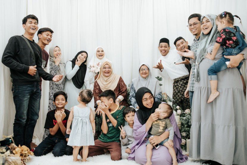 Keluarga berkumpul semasa hari pernikahan Sabrina dan suaminya.
