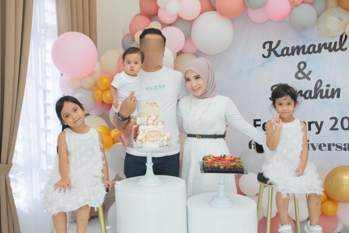Walaupun sudah bercerai, anak-anaknya tetap mendapat kasih sayang seorang bapa.