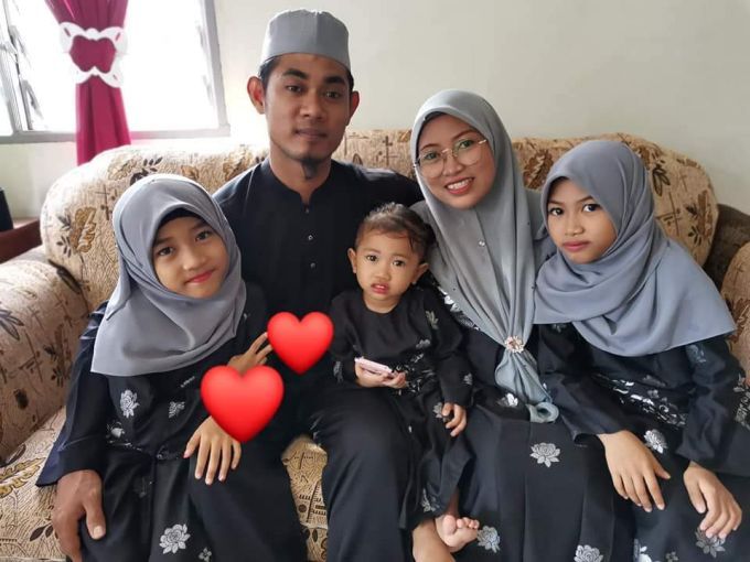 Gambar raya Laila bersama bekas suami dan anak-anaknya.