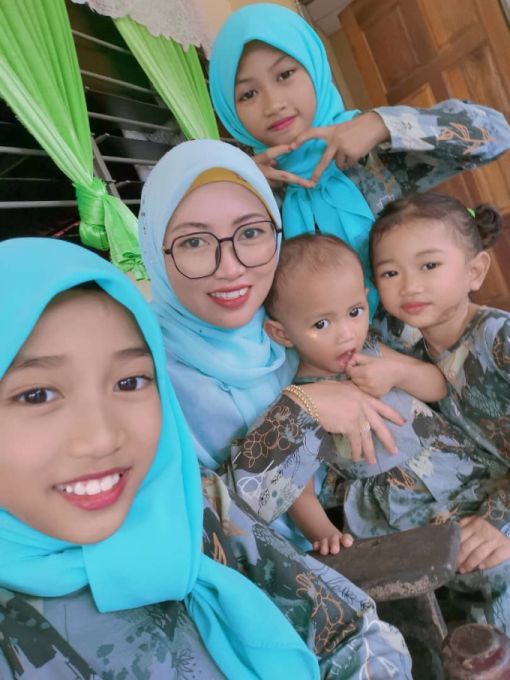 Laila bersama anak-anaknya.