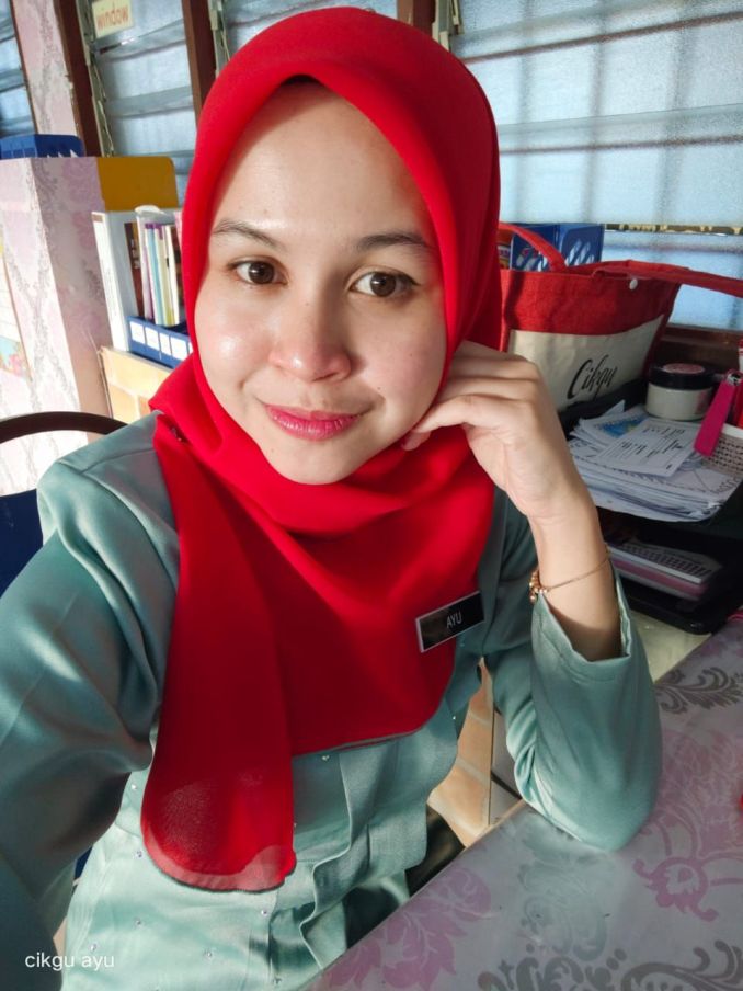 Profesion guru memang diminatinya.