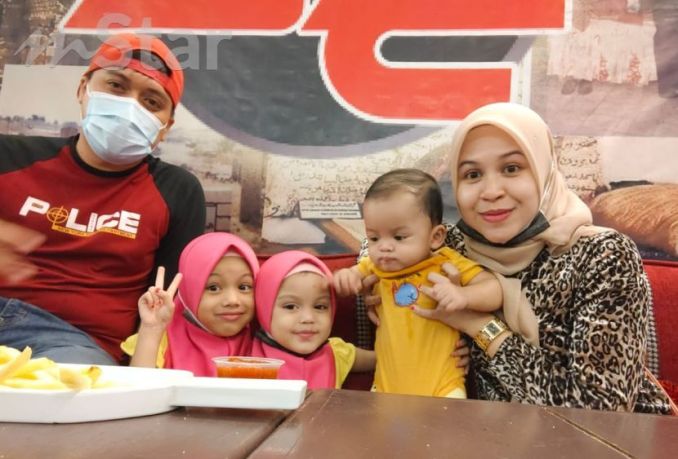 Sering menghabiskan masa terluang bersama keluarga.