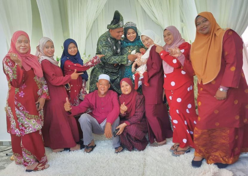 Pasangan pengantin diraikan.